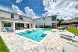 una piscina en el patio trasero de una casa en Beautiful Home by Rentyl Near Disney with Private Pool, Pool Table & Resort Amenities - 7448M, en Orlando