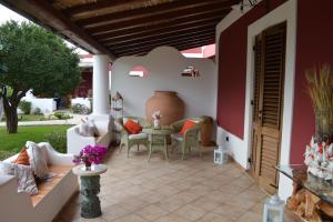 eine Terrasse mit einem Tisch und Stühlen auf einem Haus in der Unterkunft Villetta Lavanda in Lipari