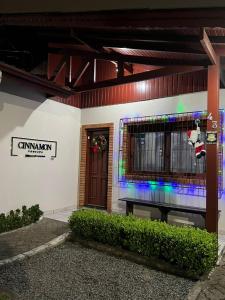 um edifício com uma porta da frente com luzes coloridas em Pousada Cinnamon em Canela