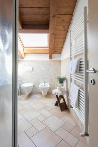 a bathroom with a toilet and a sink at La Filanda Apartments by Wonderful Italy - Canapa in Bellagio
