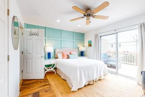 - une chambre avec un lit et un ventilateur de plafond dans l'établissement A Wave From It All - Unit B, à Gulf Shores