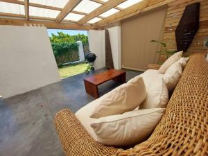 Zona d'estar a Private modern cottage in St Francis with big secure garden
