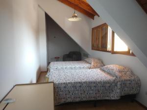 a bedroom with two beds in a attic at Cálido y confortable Chalet a metros Mendoza Plaza Shopping in Guaymallen