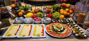 uma mesa com muitos tipos diferentes de alimentos sobre ele em DORMERO Hotel Hannover-Langenhagen Airport em Hanôver