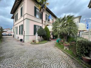 a cobblestone street in front of a building at Hotel Villa Primavera in Pisa