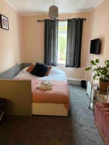 1 dormitorio con cama y ventana en 2 Bedroom flat on Tottenham High Rd. en Londres