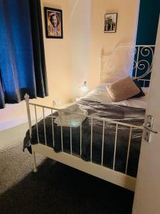 Una cama o camas en una habitación de 2 Bedroom flat on Tottenham High Rd.