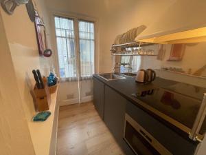 eine Küche mit einer Spüle und einer Arbeitsplatte in der Unterkunft La Mansarda dei poeti La Spezia Cinque Terre in La Spezia