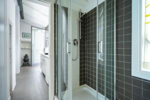 W łazience znajduje się przeszklony prysznic z wanną. w obiekcie [DUOMO WALKING DISTANCE] Central Loft w Mediolanie