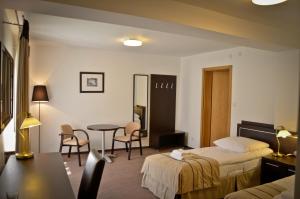 pokój hotelowy z 2 łóżkami, stołem i krzesłami w obiekcie Kuklówka Conference w mieście Radziejowice