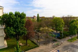 una vista aérea de un parque con árboles y bancos en SISSI beautifully designed apatment close to main train station, en Viena
