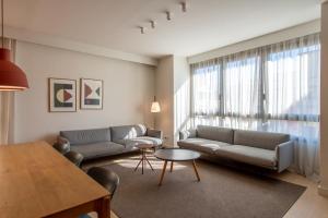 バルセロナにあるJardinets De Gràcia by The 5ve Soulのソファ2つとテーブルのあるリビングルーム