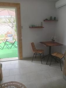 a room with a table and chairs and a table and a window at La Chouette Villa ,chambre de 20m2 totalement indépendante avec terrasse in Cannes-et-Clairan