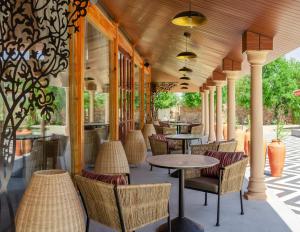 un ristorante con tavoli e sedie su un patio di Brij Bageecha Jaipur - Private Villas with Plunge Pools a Jaipur