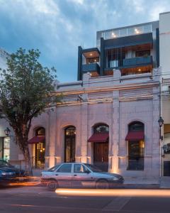 a car parked in front of a building at ANDÉN FMA-Coliving in Salta