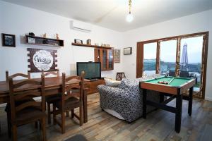 Hauzify I Ca la Nena Morena في Villalba Saserra: غرفة معيشة مع طاولة بينج بونغ وغرفة طعام