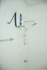 La salle de bains est pourvue d'une douche avec un pommeau de douche. dans l'établissement The Calm Cabana, à Dambulla