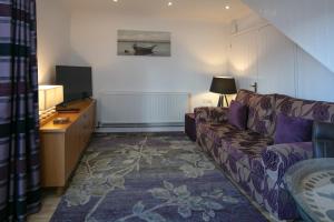 Best Western Annesley House Hotel في نورويتش: غرفة معيشة مع أريكة وتلفزيون