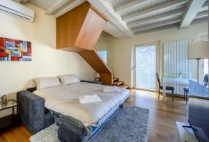 A bed or beds in a room at Napoleone's Nest - Elegant and Central