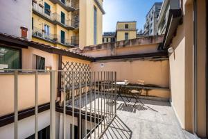 A balcony or terrace at Napoleone's Nest - Elegant and Central