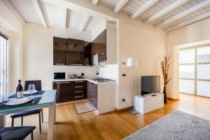 A kitchen or kitchenette at Napoleone's Nest - Elegant and Central
