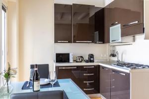 A kitchen or kitchenette at Napoleone's Nest - Elegant and Central