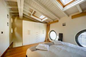 A bed or beds in a room at Napoleone's Nest - Elegant and Central