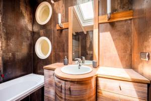 A bathroom at Napoleone's Nest - Elegant and Central Még 26 kép