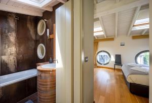 A bed or beds in a room at Napoleone's Nest - Elegant and Central