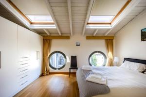 A bed or beds in a room at Napoleone's Nest - Elegant and Central