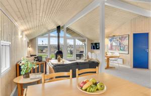 ein Zimmer mit einem Tisch und einer Obstschale darauf in der Unterkunft Gorgeous Home In Faaborg With Wifi in Bøjden