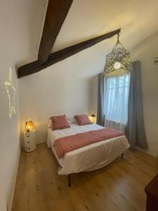 Schlafzimmer mit einem Bett und einem Fenster in der Unterkunft La Mansarda dei poeti La Spezia Cinque Terre in La Spezia