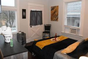 - une chambre avec un lit et une porte avec une chaise dans l'établissement Apt - Columbia Tusculum - Patio(2), à Cincinnati