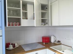 Kuchnia lub aneks kuchenny w obiekcie Apartament Marine Holiday Elbląg - winda -Parking w HALI GARAŻOWEJ -GRATIS -Business stays