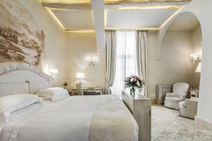 Postel nebo postele na pokoji v ubytování Monastero di Cortona Hotel & Spa + 28 fotografií