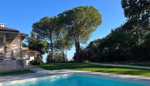 a swimming pool in a yard next to a house at Nuances del Conero Relais in Castelfidardo