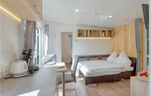 Postel nebo postele na pokoji v ubytování Tiny Haus 49 Am Brombachsee