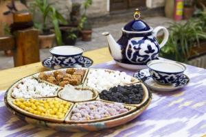 stół z tacą różnych rodzajów słodyczy w obiekcie AISHA Hotel w Samarkandzie