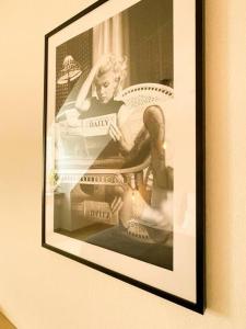 a picture of a woman sitting in a chair at Altstadt-Wohnung im Weidener Zentrum in Weiden