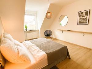 a bedroom with a bed and a mirror on the wall at Altstadt-Wohnung im Weidener Zentrum in Weiden