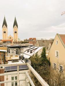 a view of a city with buildings and a church at Altstadt-Wohnung im Weidener Zentrum in Weiden