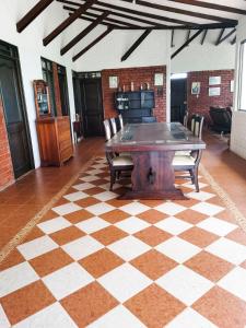 - une salle à manger avec une table et un sol en damier dans l'établissement VILLA ALEJANDRA - Hermosa FINCA cerca al centro - Sendero - Jacuzzi, à Popayan