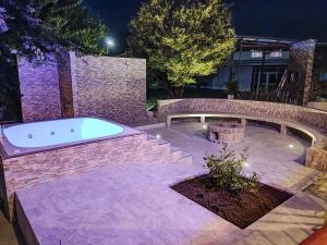 a jacuzzi tub in a backyard at night at VILLA ALEJANDRA - Hermosa FINCA cerca al centro - Sendero - Jacuzzi in Popayan