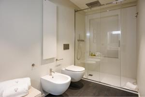 Koupelna v ubytování MoLo Suites