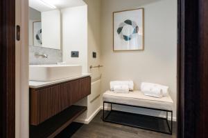 Koupelna v ubytování MoLo Suites
