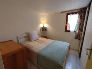 Posteľ alebo postele v izbe v ubytovaní ONDINES I Très joli T2 mezzanine climatisé Richelieu Cap d'Agde
