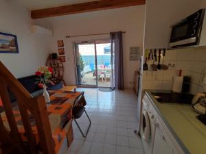 Kuchyňa alebo kuchynka v ubytovaní ONDINES I Très joli T2 mezzanine climatisé Richelieu Cap d'Agde