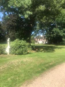 Vonkajšia záhrada v ubytovaní Maison de gardien , manoir de Pichemont, » la maison des écureuils »