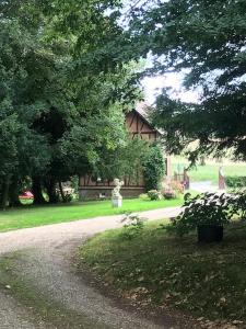 Vonkajšia záhrada v ubytovaní Maison de gardien , manoir de Pichemont, » la maison des écureuils »