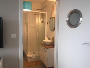 Łazienka w obiekcie Apartament Marine Holiday Elbląg - winda -Parking w HALI GARAŻOWEJ -GRATIS -Business stays